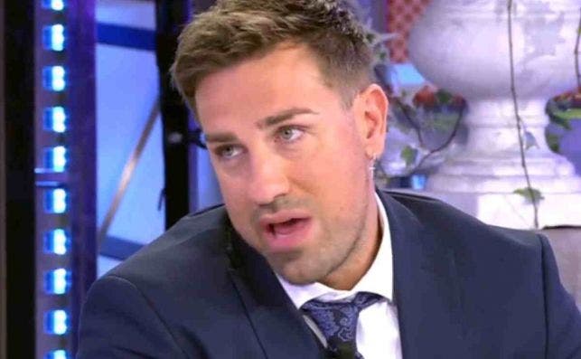 Rafa Mora con traje Rafa Mora con traje