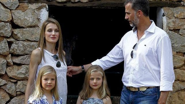 La Reina Letizia con Felipe VI y sus hijas en Mallorca