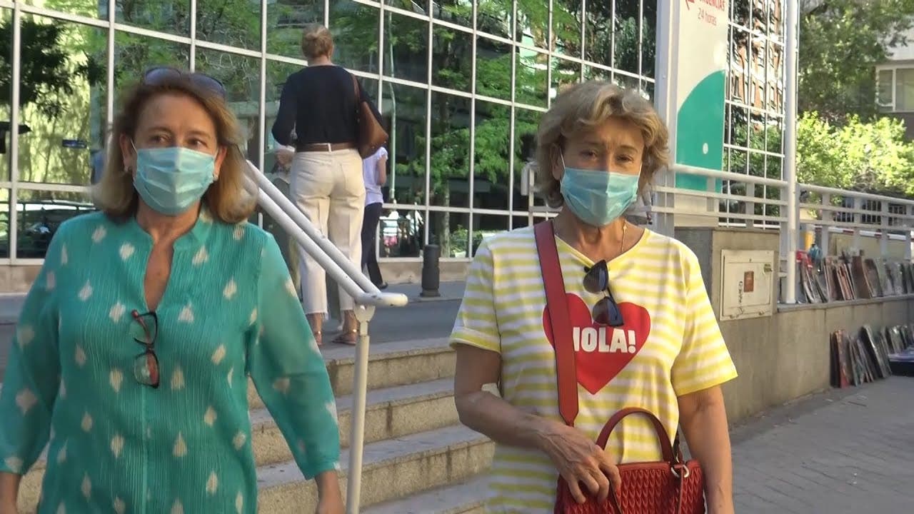 mila ximénez con su hermana a la salida del hospital