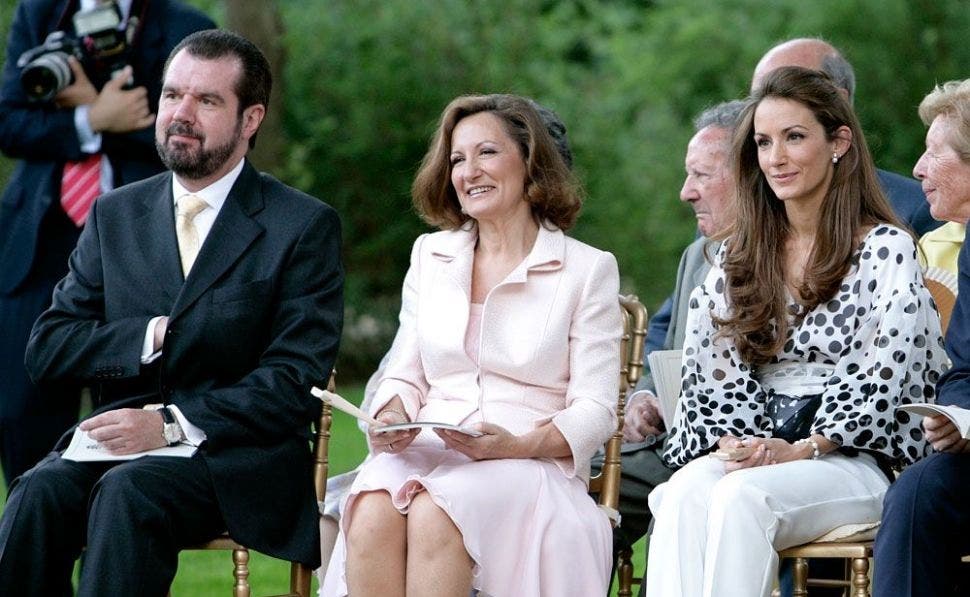 Telma Ortíz (d) con sus padres Jesús Ortiz y Paloma Rocasolano en una imagen de archivo. /EFE/BALLESTEROS